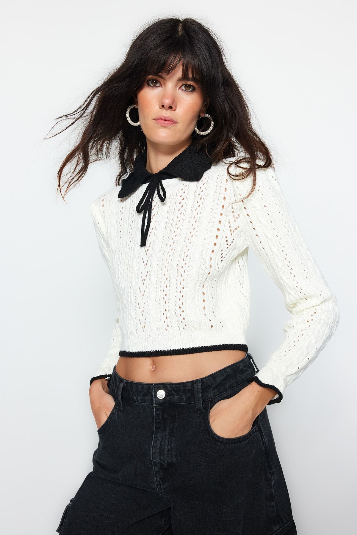 Trendyol Collection-Sweter z dzianiny w kolorze ecru - Crop Size, ażurowa/dziurkowa wstążka, detal kokardki Twoaw24Kz01055 3