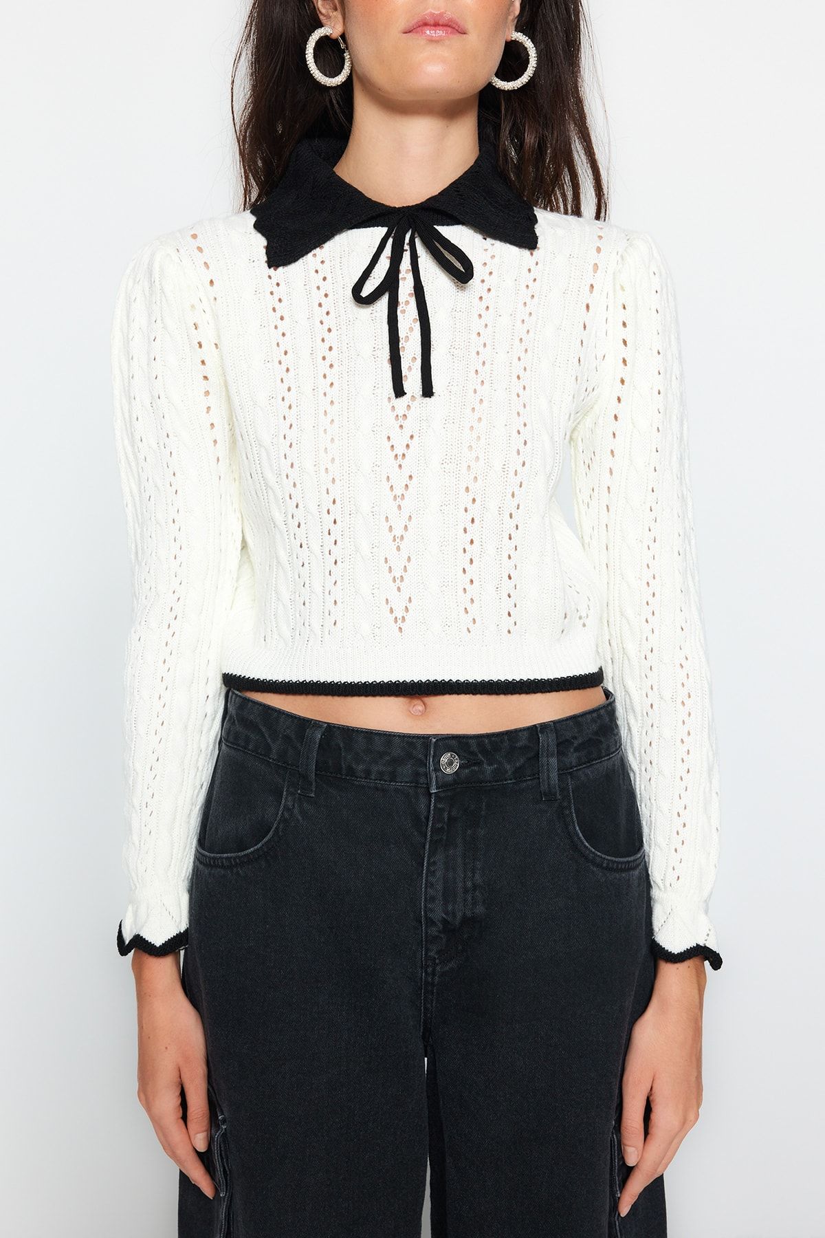 Trendyol Collection-Sweter z dzianiny w kolorze ecru - Crop Size, ażurowa/dziurkowa wstążka, detal kokardki Twoaw24Kz01055 4