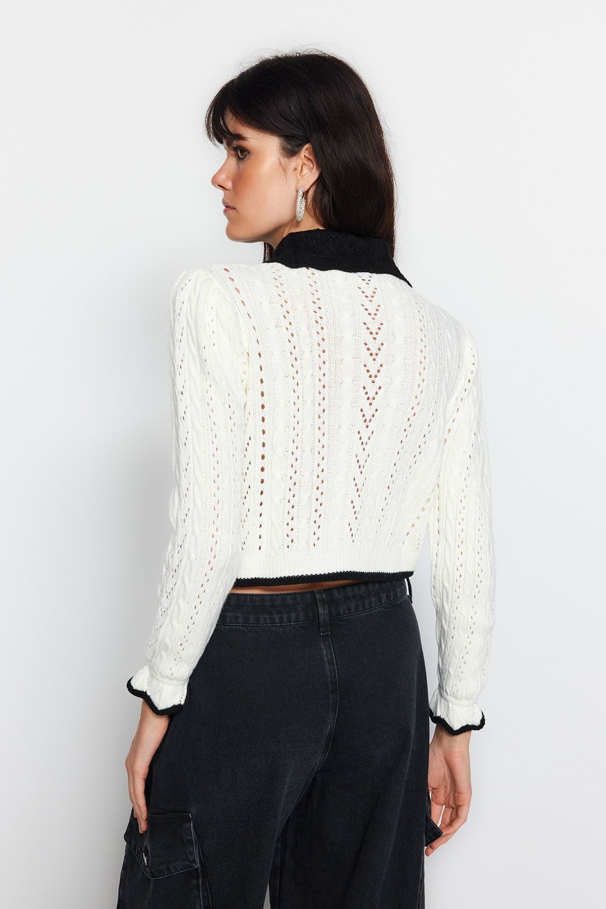 Trendyol Collection-Sweter z dzianiny w kolorze ecru - Crop Size, ażurowa/dziurkowa wstążka, detal kokardki Twoaw24Kz01055 6