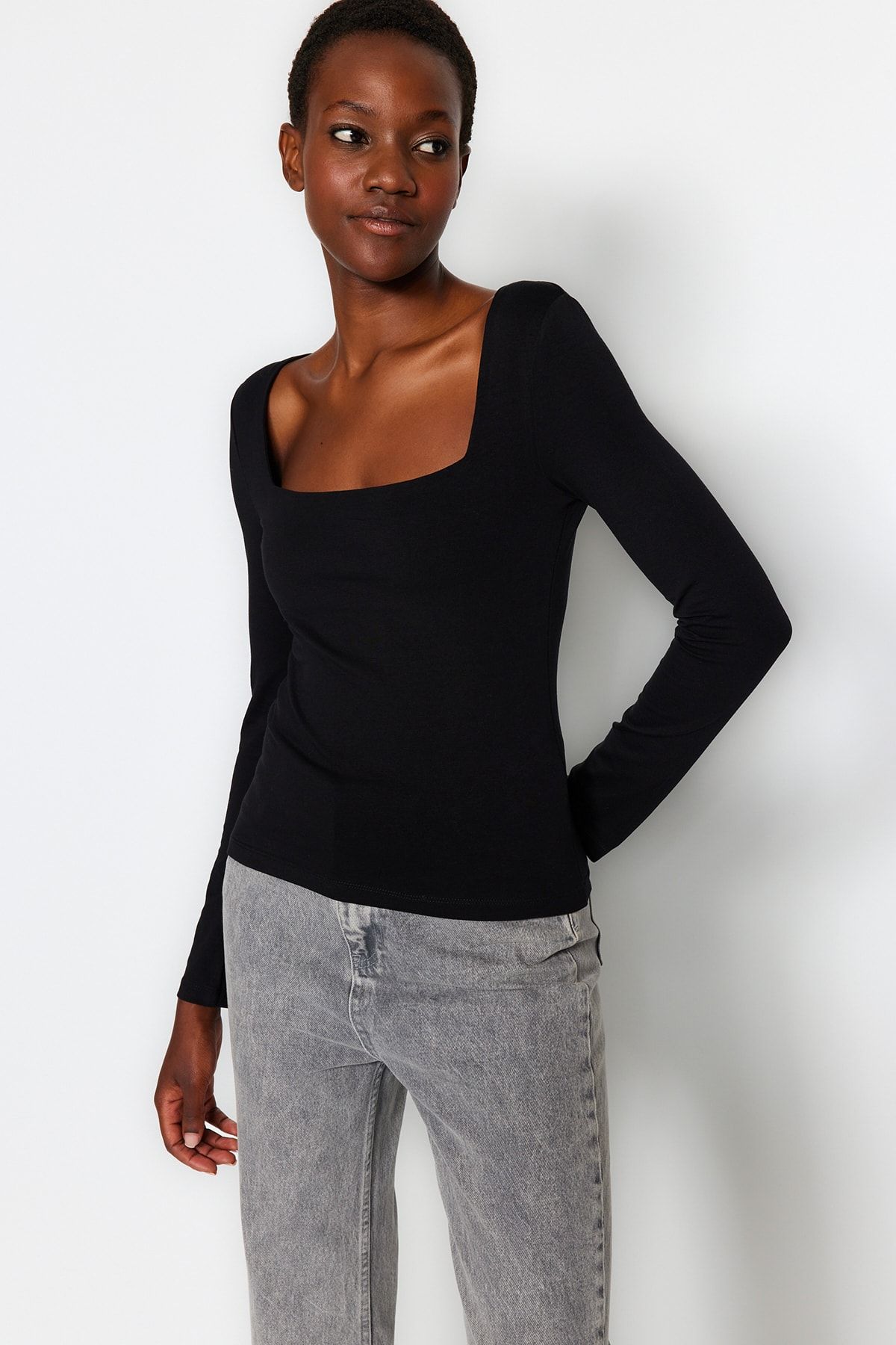 Trendyol Collection-Schwarze, dehnbare, figurbetonte Bluse aus Baumwolle mit quadratischem Ausschnitt TWOAW24BZ00016 2