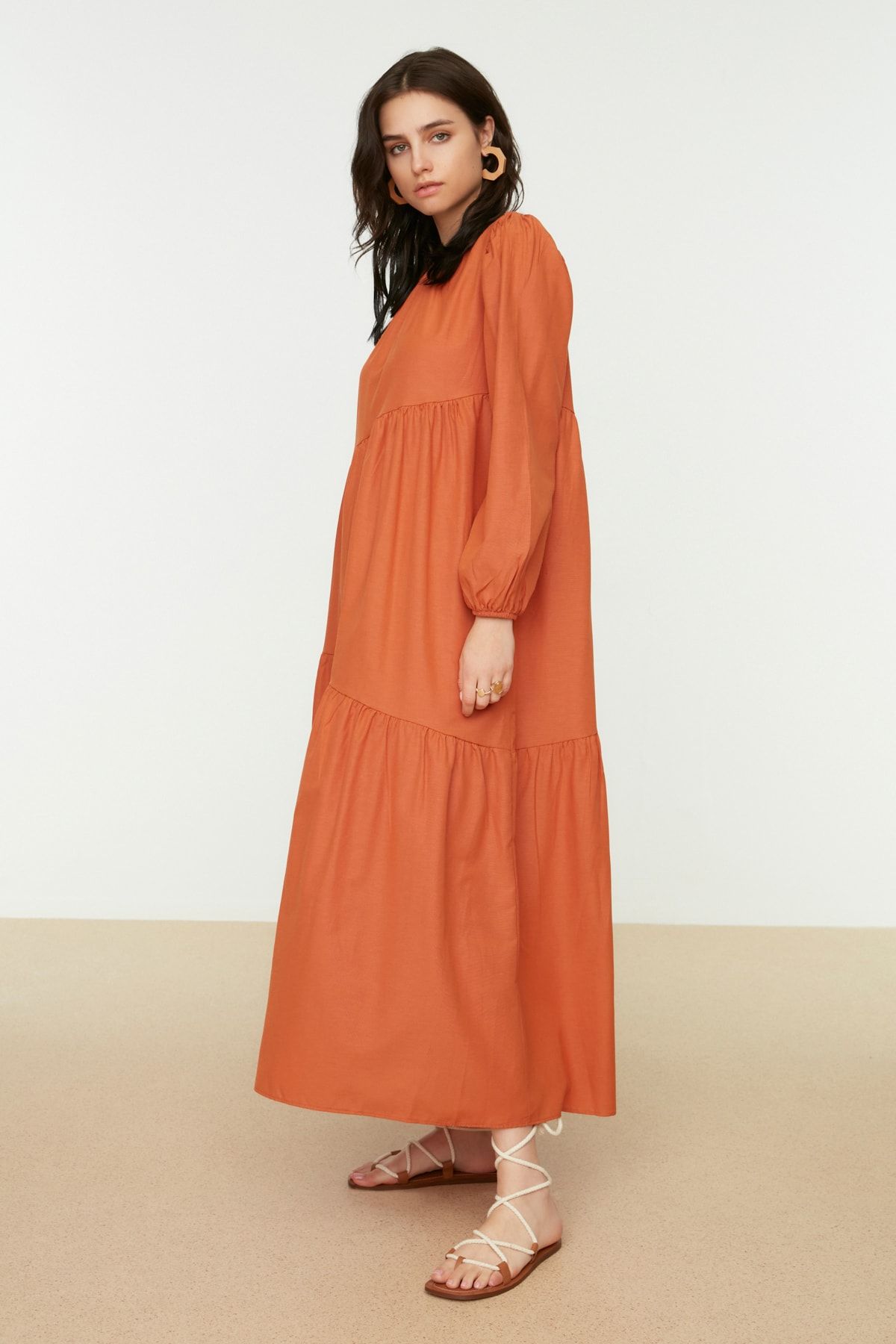 Trendyol Modest-Gewebtes Kleid aus Baumwolle mit weiter Passform und Raffung in Zimtfarbe TCTSS21EL3470 3