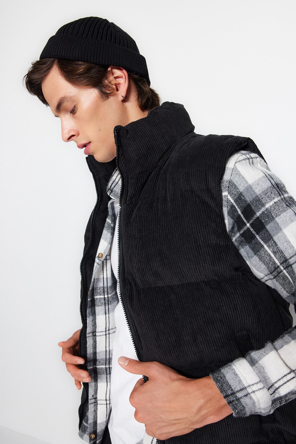 Trendyol Collection-Winter Black Velvet Vest - Men's Regular Fit TMNAW23YE00013 4