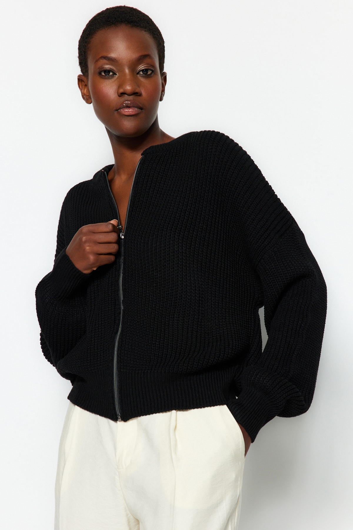 Trendyolmilla  Siyah Geniş Kalıp Bomber Yaka Fermuarlı Triko Hırka TWOAW24HI00153 - Görsel 2