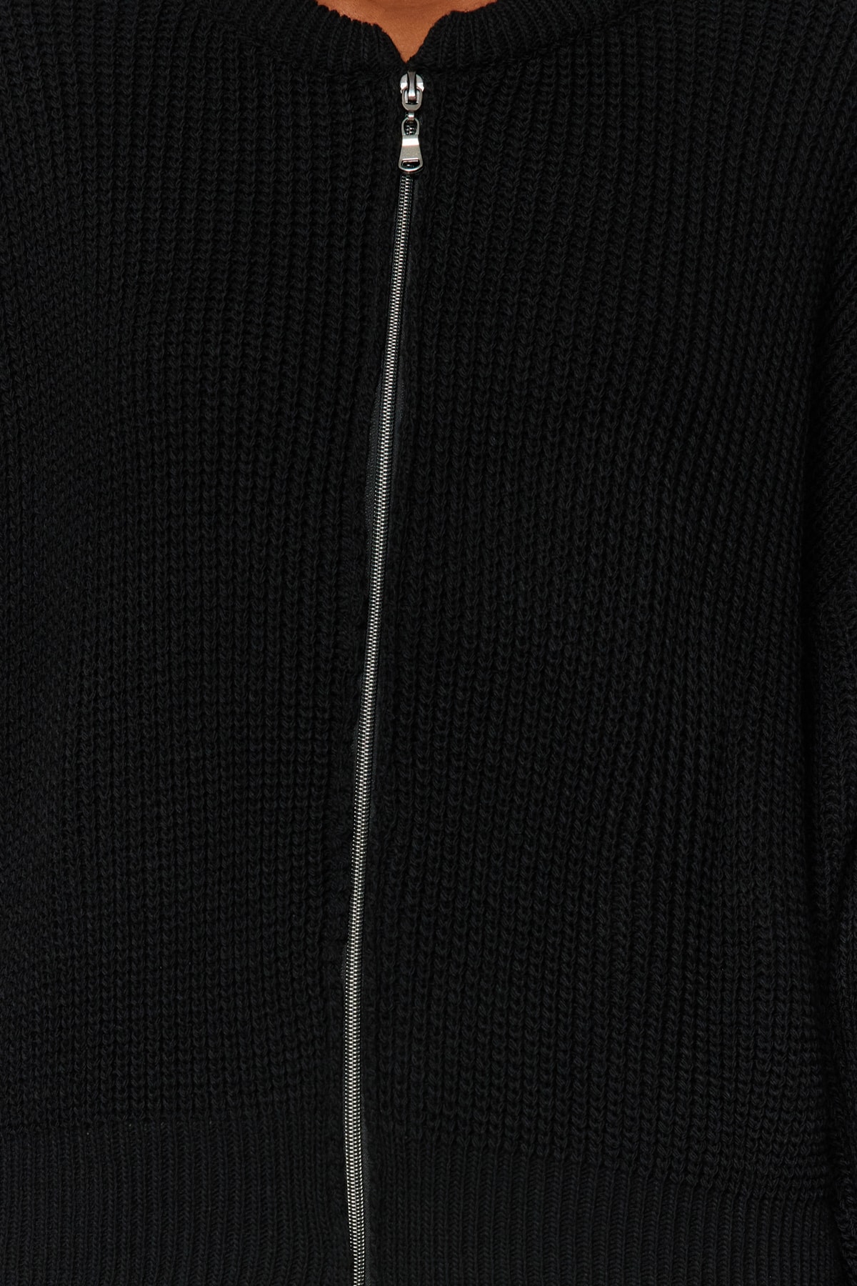 Trendyolmilla  Siyah Geniş Kalıp Bomber Yaka Fermuarlı Triko Hırka TWOAW24HI00153 - Görsel 4