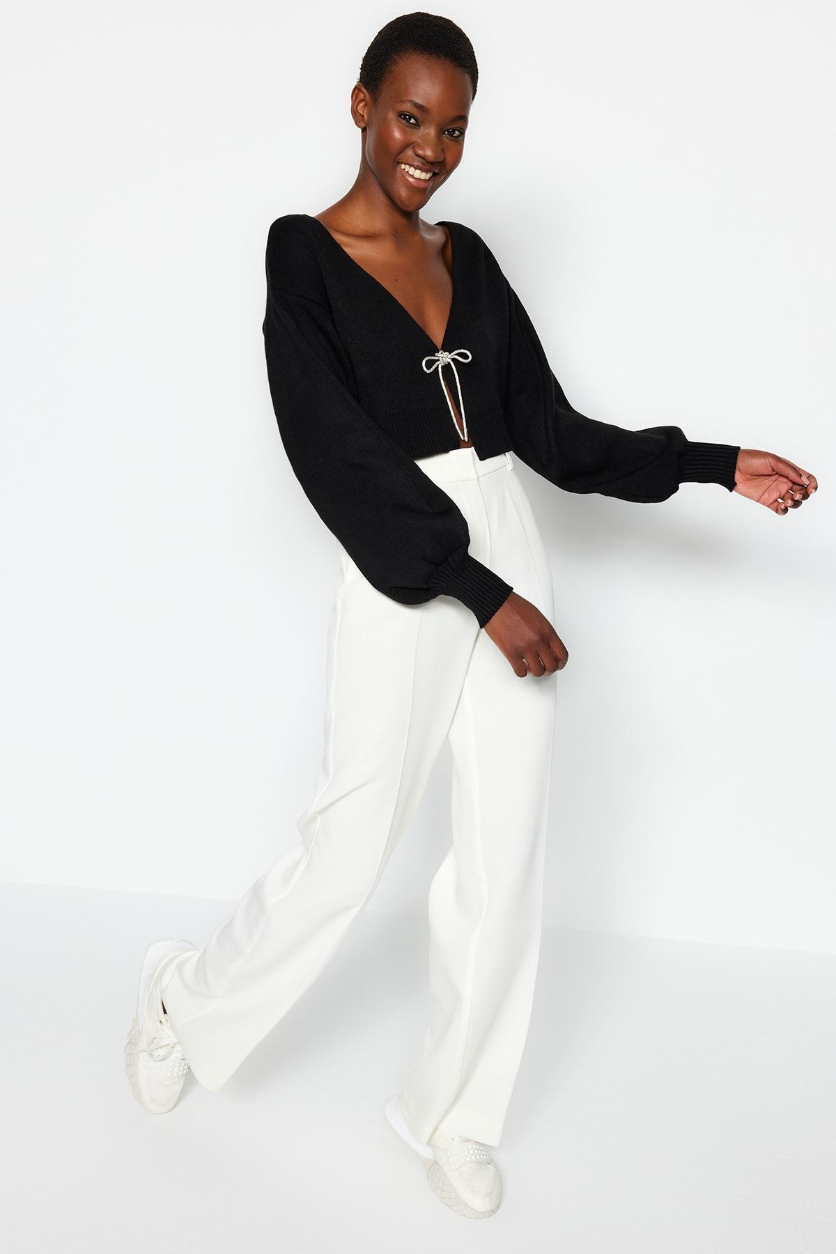 Trendyol Collection-Schwarzer Super Crop Strick-Cardigan – TWOAW24HI00315 mit Schleifendetail 4