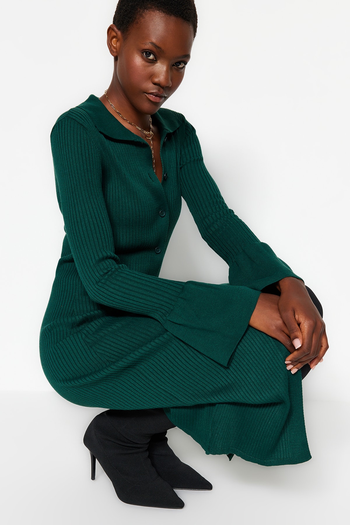 Trendyol Collection Szmaragdowozielona sukienka maxi z merzeryzowanym wykończeniem i detalami na rękawach TWOAW24EL00046