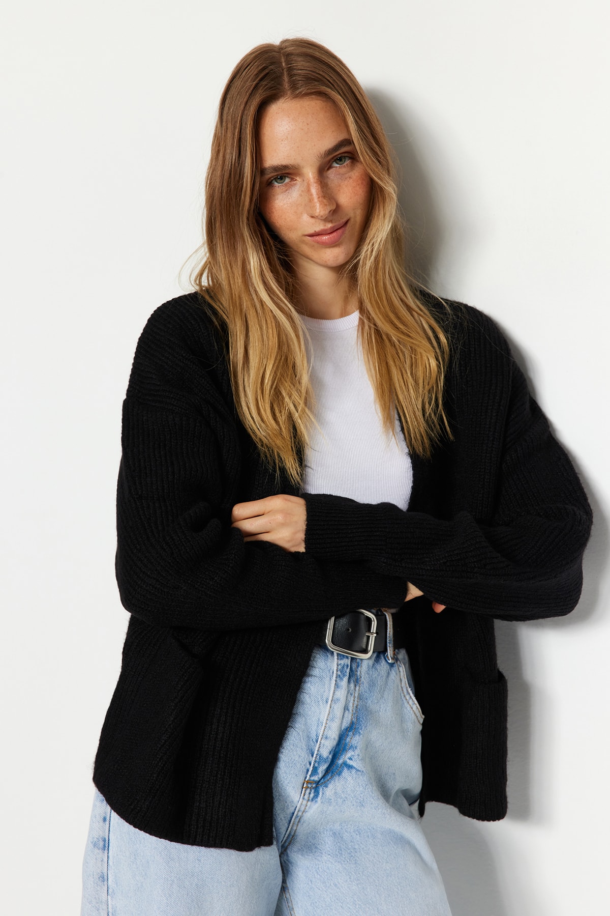 Trendyolmilla  Siyah Geniş Kalıp Yumuşak Dokulu Cep Detaylı Triko Hırka TWOAW24HI00133 - Görsel 2