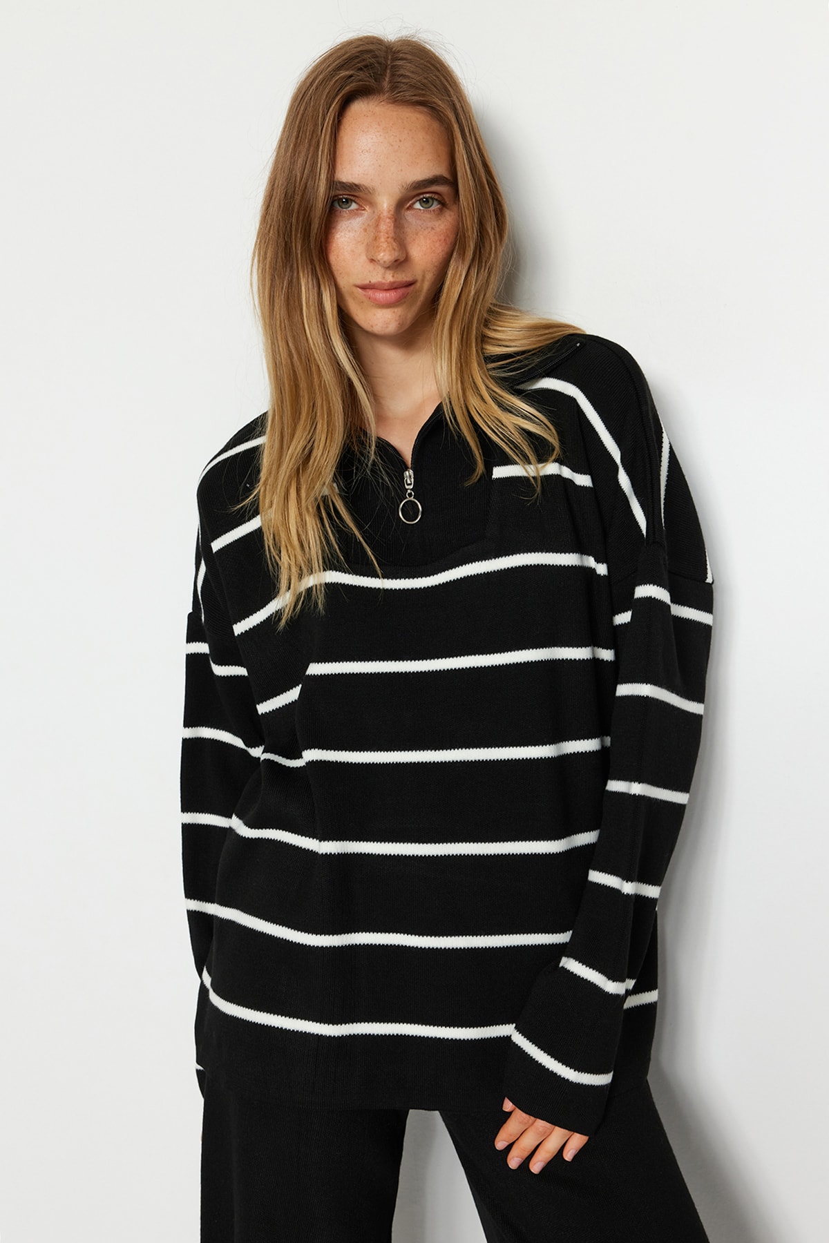 Kolekcia Trendyol Široká súprava čierneho úpletu - detailný zips TWOAW24AU00025