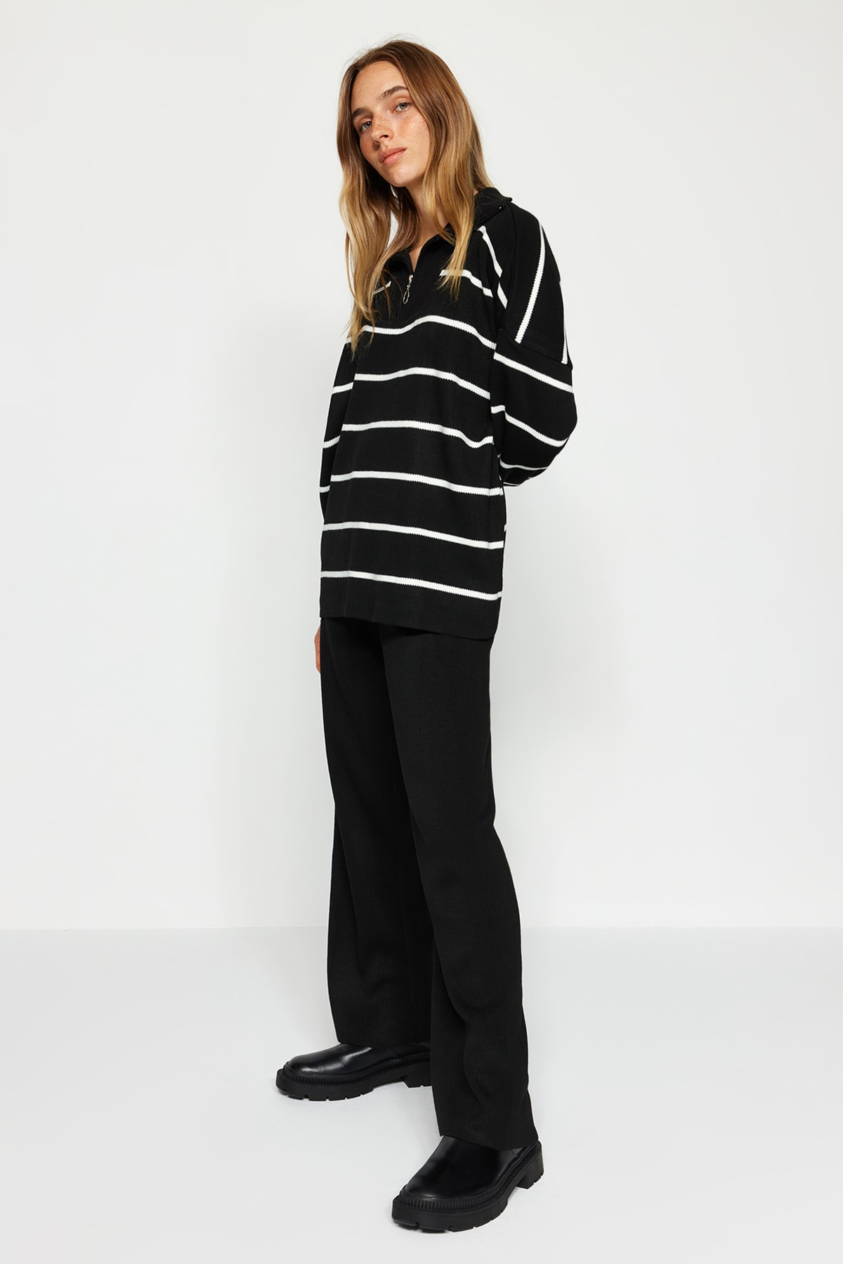 Kolekcia Trendyol Široká súprava čierneho úpletu - detailný zips TWOAW24AU00025