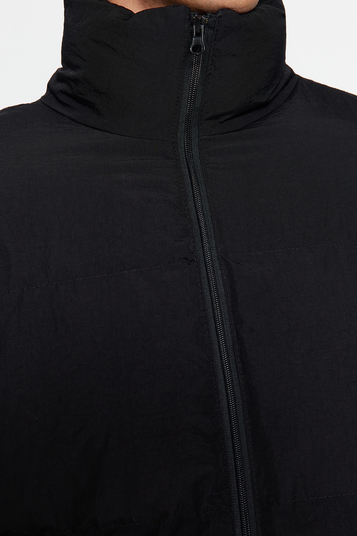 Trendyol Collection Unisex černá oversize bunda Puffer - Stojanový límec, vodě a větru odolná Tmnaw24Mo00003