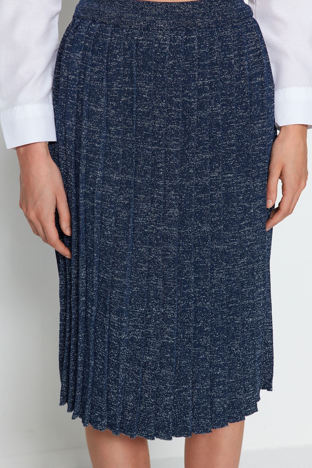 Trendyol Collection-Granatowa spódnica midi z dzianiny z brokatem - Twoaw24Et00000 4