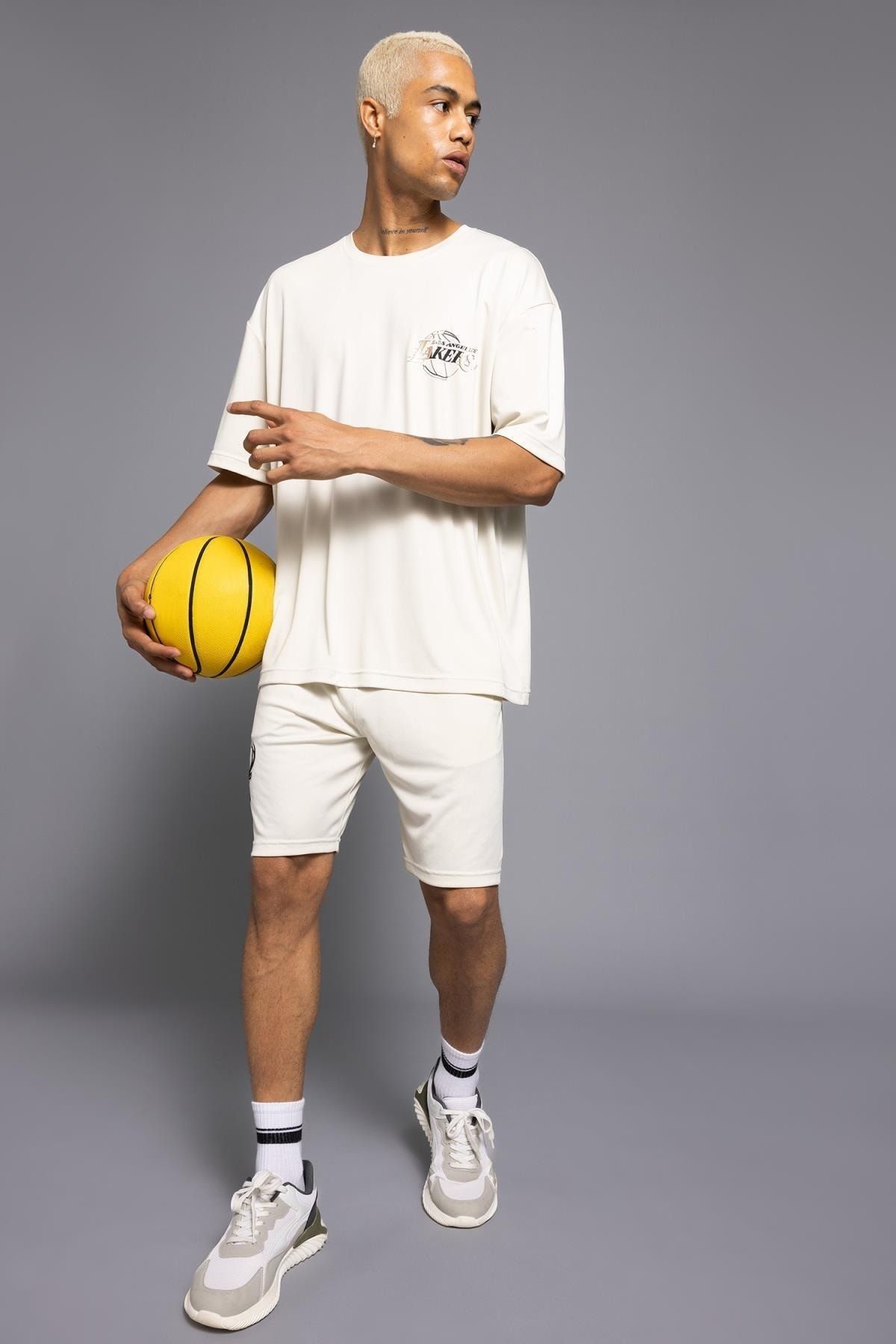 Ecru MAN Defacto Fit NBA Los Angeles Lakers Licensed Oversize Fit Back  Printed T-Shirt 2519121