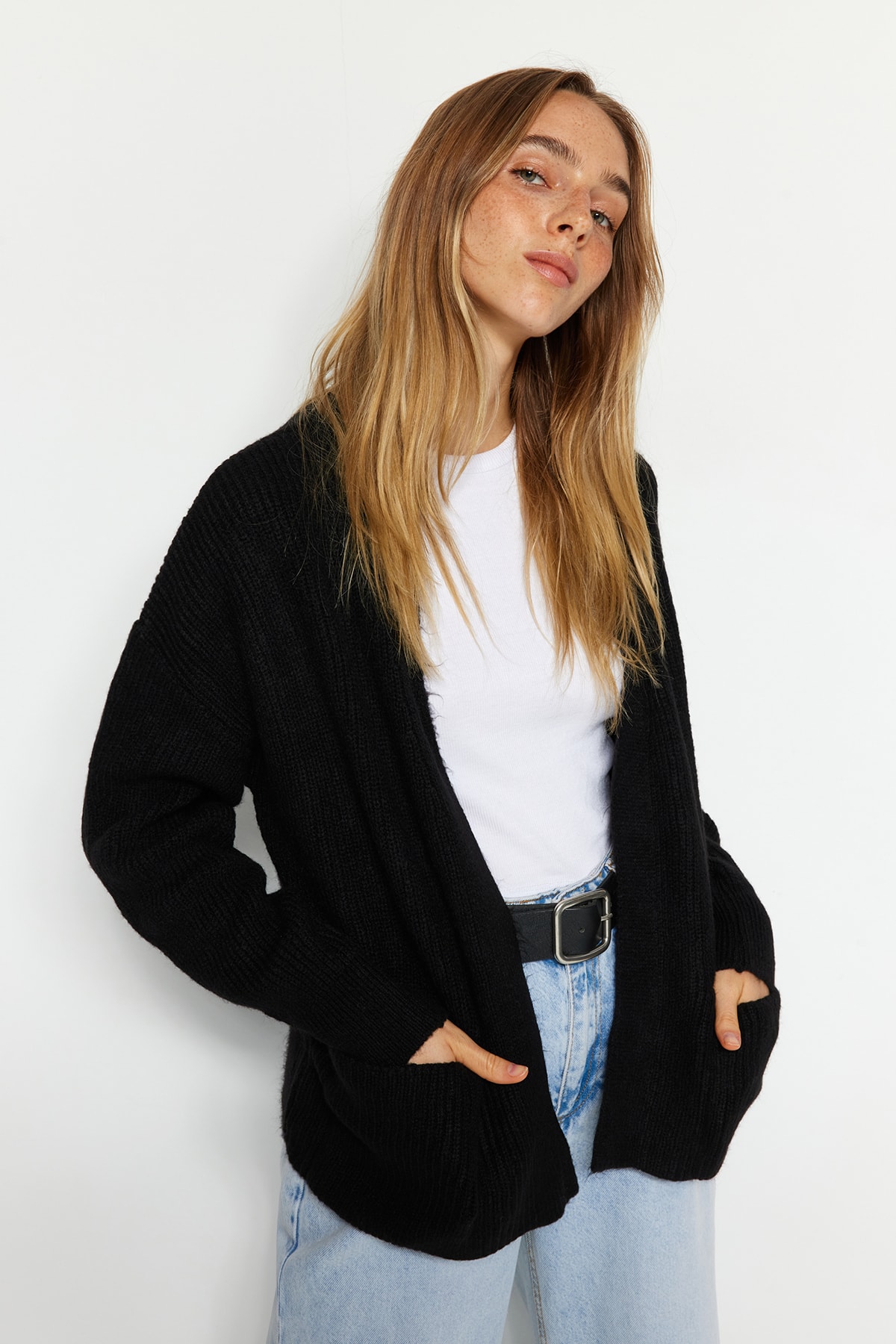 Trendyolmilla  Siyah Geniş Kalıp Yumuşak Dokulu Cep Detaylı Triko Hırka TWOAW24HI00133 - Görsel 3