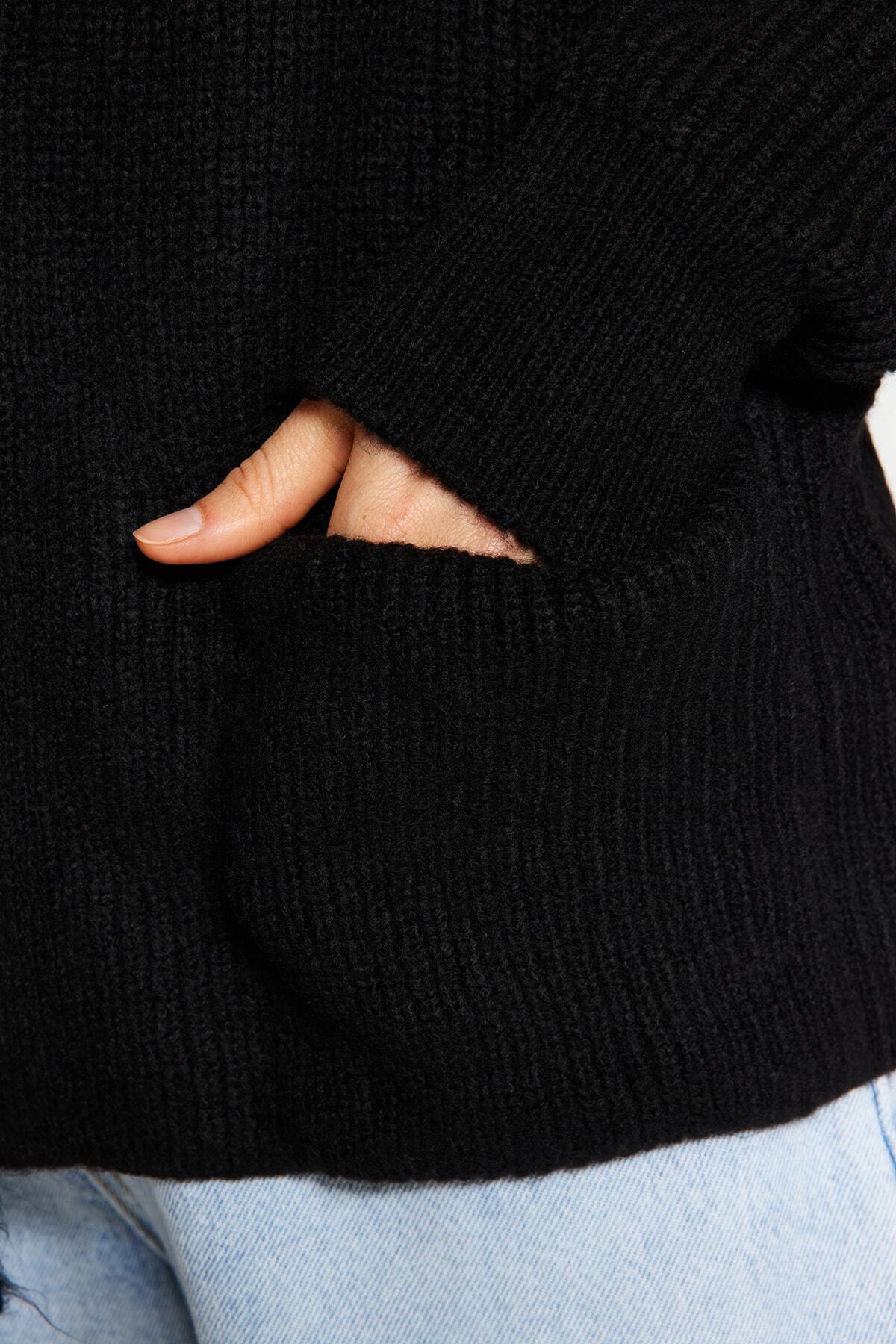 Trendyolmilla  Siyah Geniş Kalıp Yumuşak Dokulu Cep Detaylı Triko Hırka TWOAW24HI00133 - Görsel 4