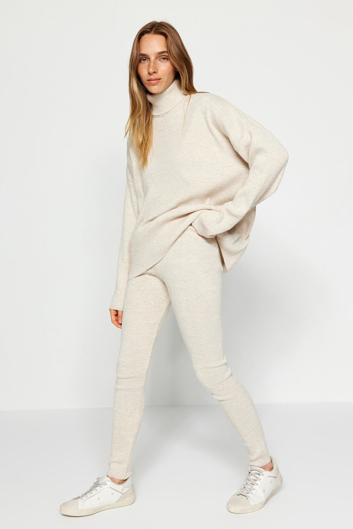 Trendyol Collection Zestaw góry i dołu z dzianiny z szerokim golfem w kolorze kamienia TWOAW24AU00022