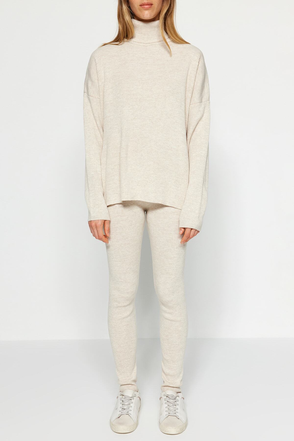 Trendyol Collection Zestaw góry i dołu z dzianiny z szerokim golfem w kolorze kamienia TWOAW24AU00022