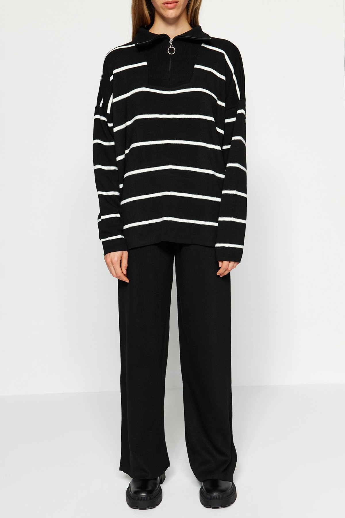 Kolekcia Trendyol Široká súprava čierneho úpletu - detailný zips TWOAW24AU00025