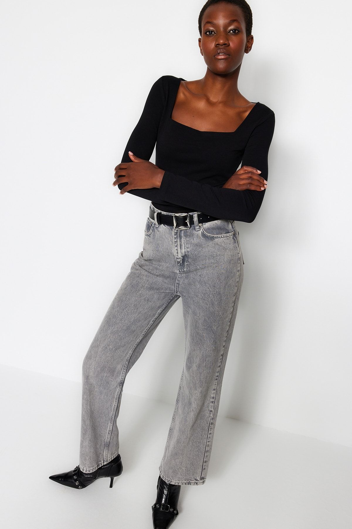 Trendyol Collection-Schwarze, dehnbare, figurbetonte Bluse aus Baumwolle mit quadratischem Ausschnitt TWOAW24BZ00016 4