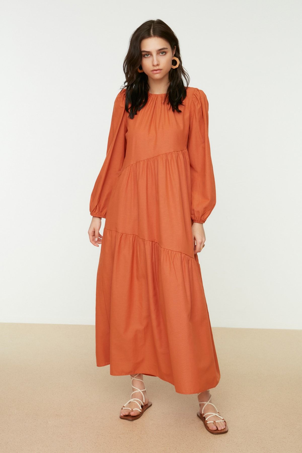 Trendyol Modest-Gewebtes Kleid aus Baumwolle mit weiter Passform und Raffung in Zimtfarbe TCTSS21EL3470 4