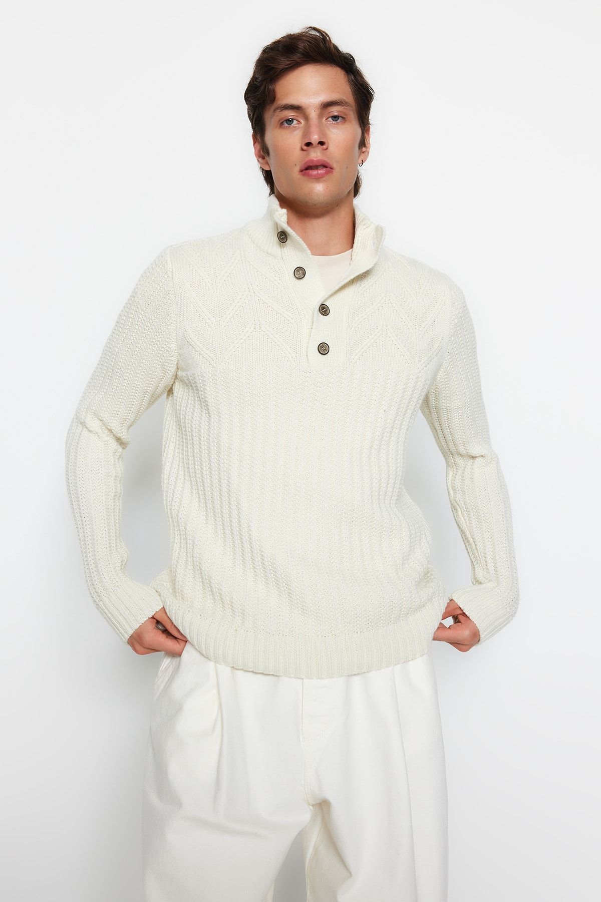 Trendyol Collection-Ecrufarbener Unisex-Strickpullover – halber Rollkragenpullover, Knopfleiste, Wolle, normale Passform TMNAW22KZ0327 1