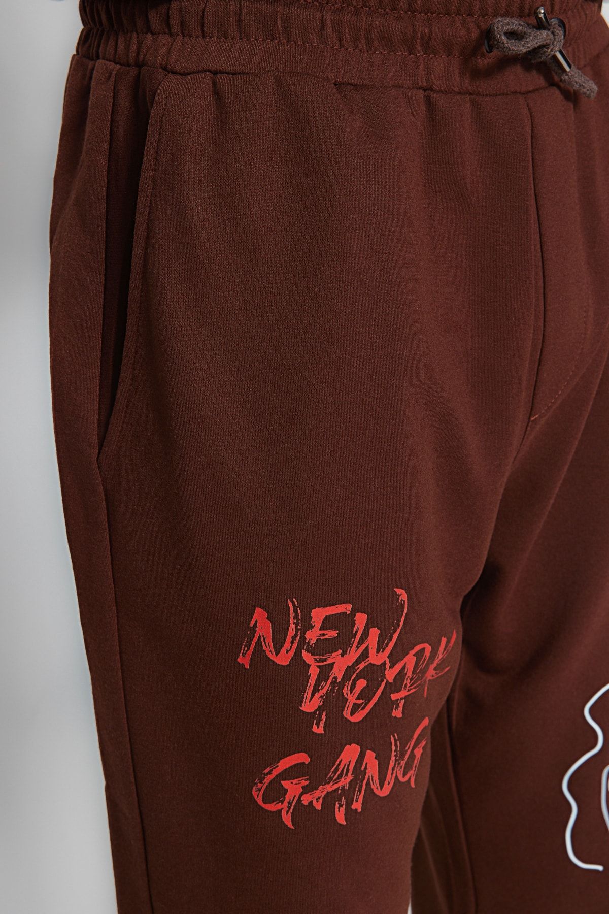 Trendyol Collection-Text tištěný - Hnědé oversize tepláky Jogger s elastickými nohavicemi TMNSS22EA0119 6