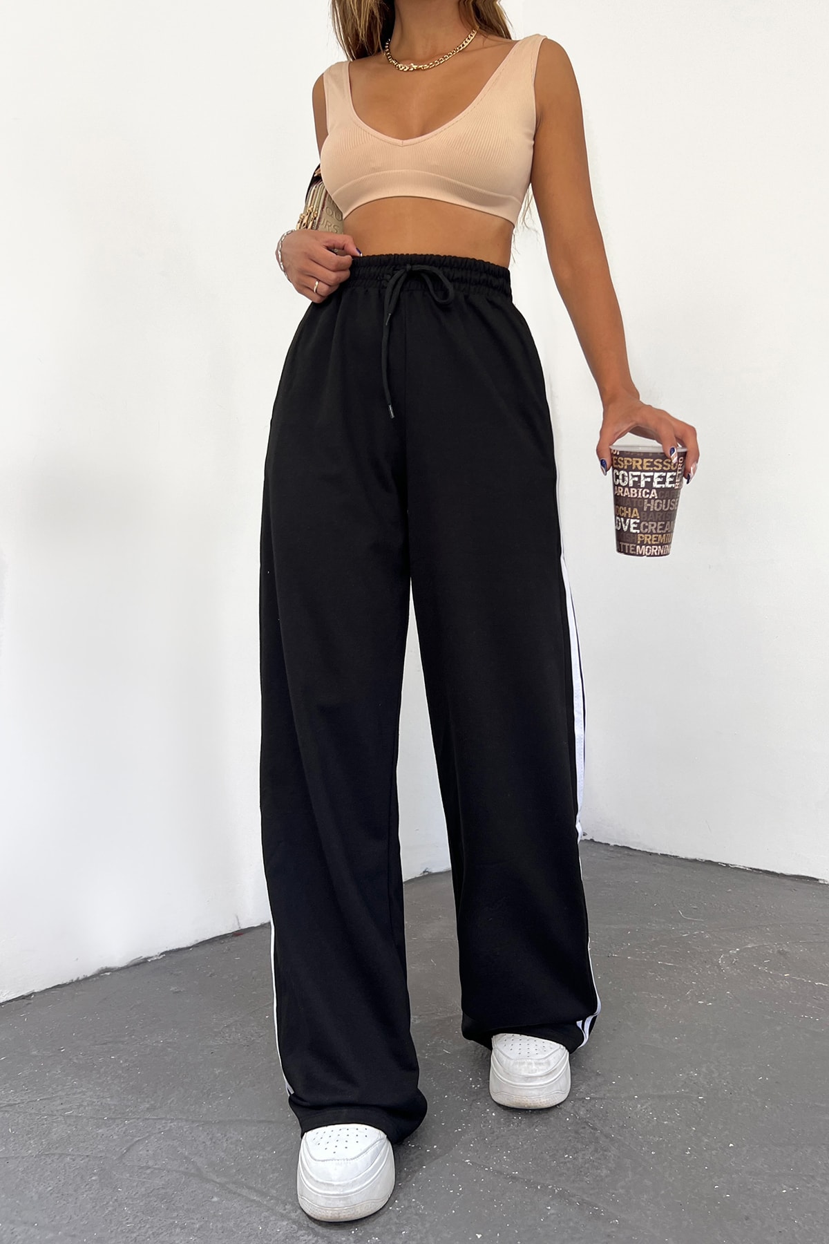 Schwarze saisonale Jogginghose mit hohem Bund und weitem Bein für Damen - 