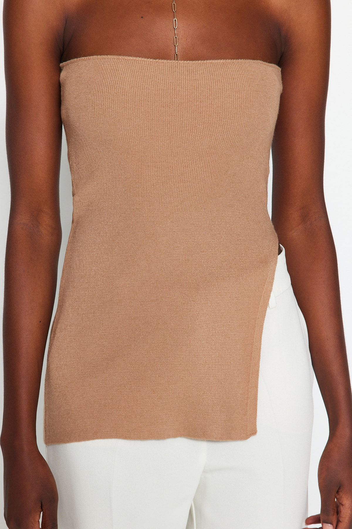 Trendyol Collection-Trägerlose, dünne Bluse aus hochwertigem Strick – Schlitzdetail, Kamel TWOAW24BZ00131 4