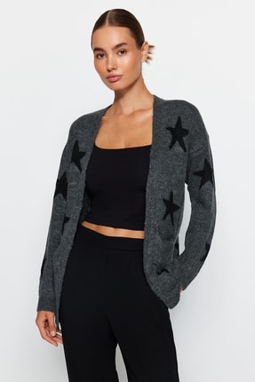 TRENDYOLMİLLA Gri Yıldız Jakarlı Triko Hırka TWOAW20HI0044