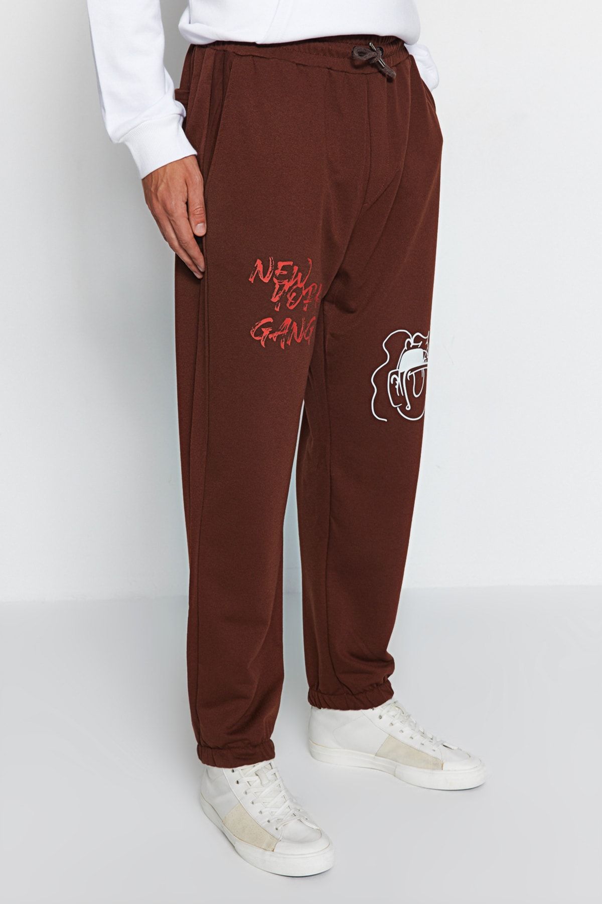 Trendyol Collection-Text tištěný - Hnědé oversize tepláky Jogger s elastickými nohavicemi TMNSS22EA0119 5