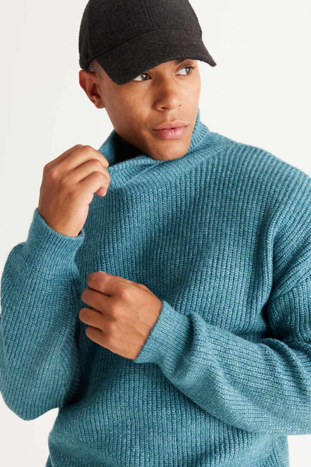 Loose turtleneck sweater store mens