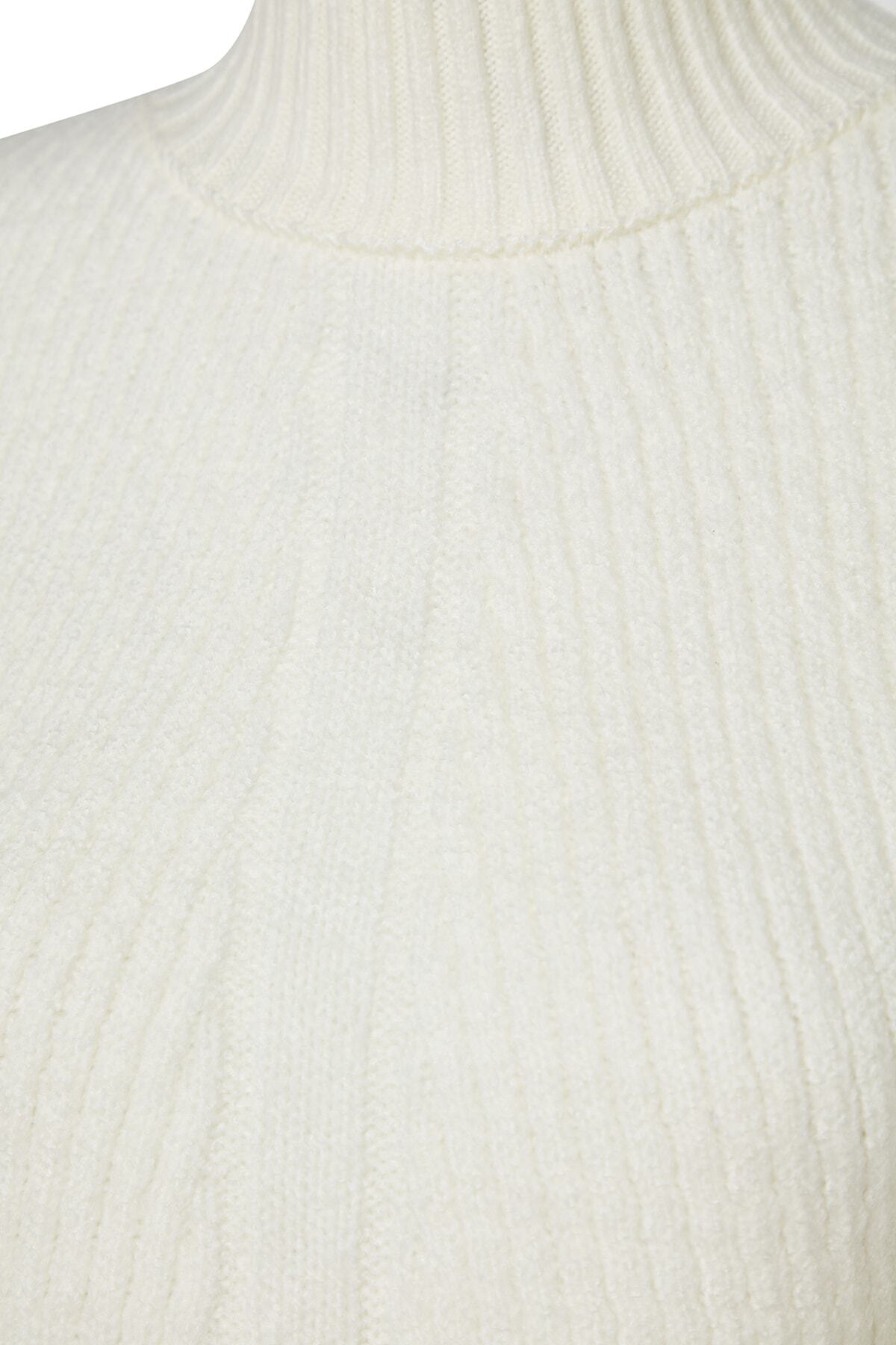 Trendyol Collection-Sweter z miękkiej teksturowanej dzianiny w kolorze ecru ze stójką TWOAW24KZ00320 8