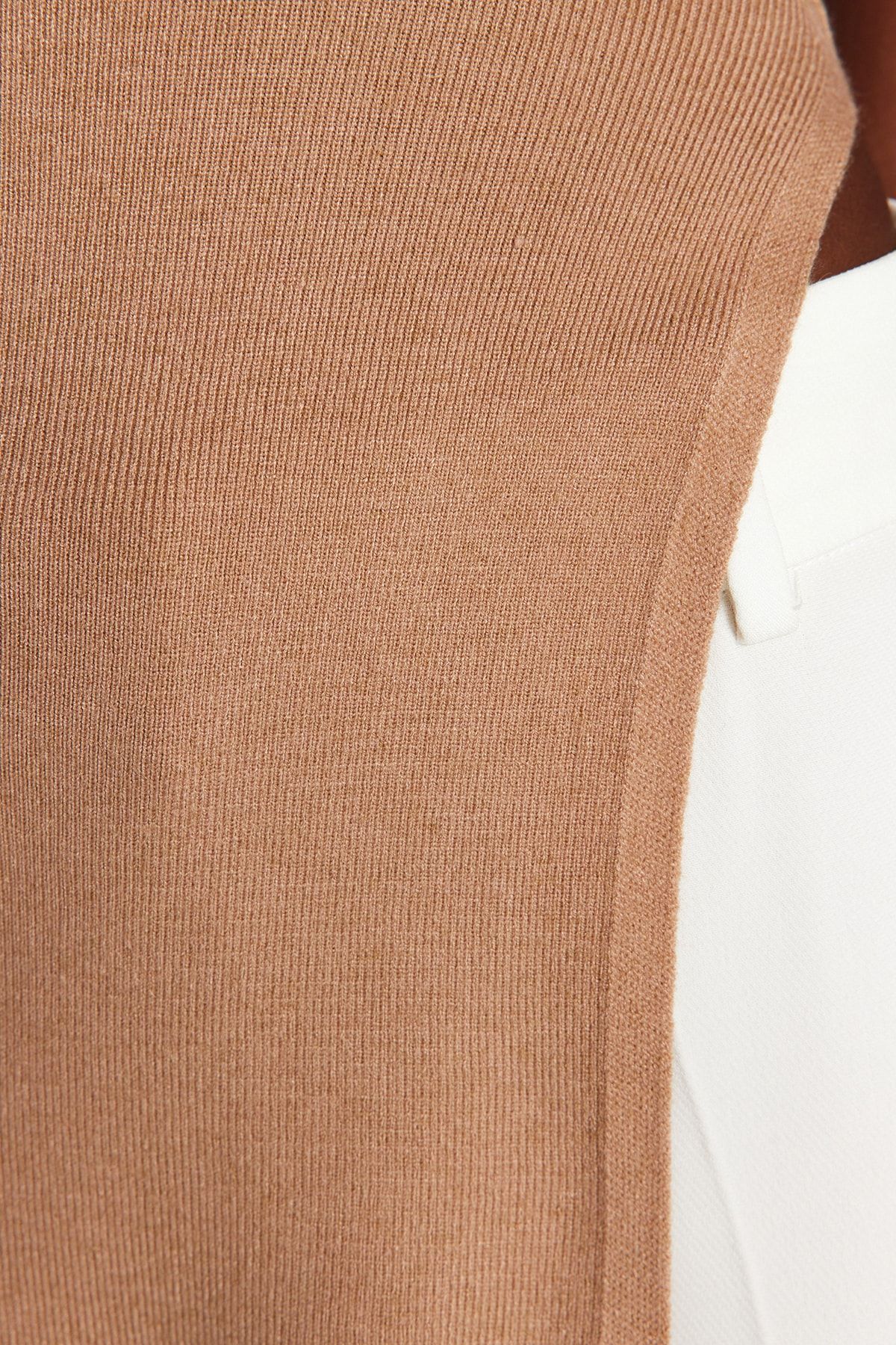 Trendyol Collection-Trägerlose, dünne Bluse aus hochwertigem Strick – Schlitzdetail, Kamel TWOAW24BZ00131 5