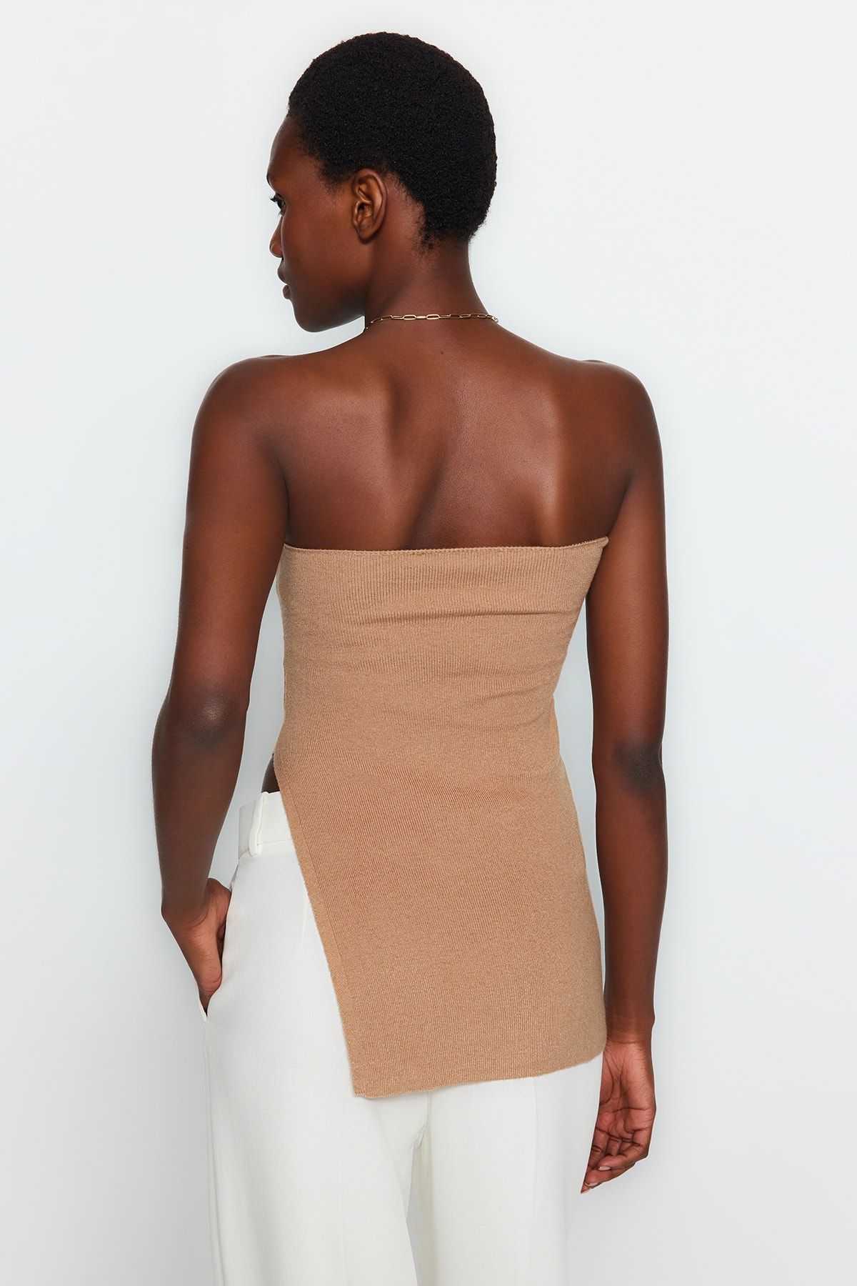 Trendyol Collection-Trägerlose, dünne Bluse aus hochwertigem Strick – Schlitzdetail, Kamel TWOAW24BZ00131 6