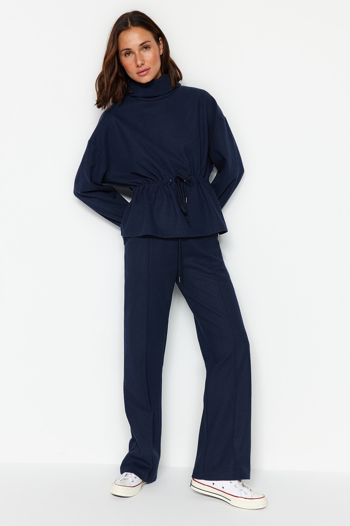 Trendyol Collection Granatowe spodnie dresowe z prążkowanej tkaniny Selanik z kieszeniami, szerokie, proste/gładkie, dzianinowe TWOAW24EA00021