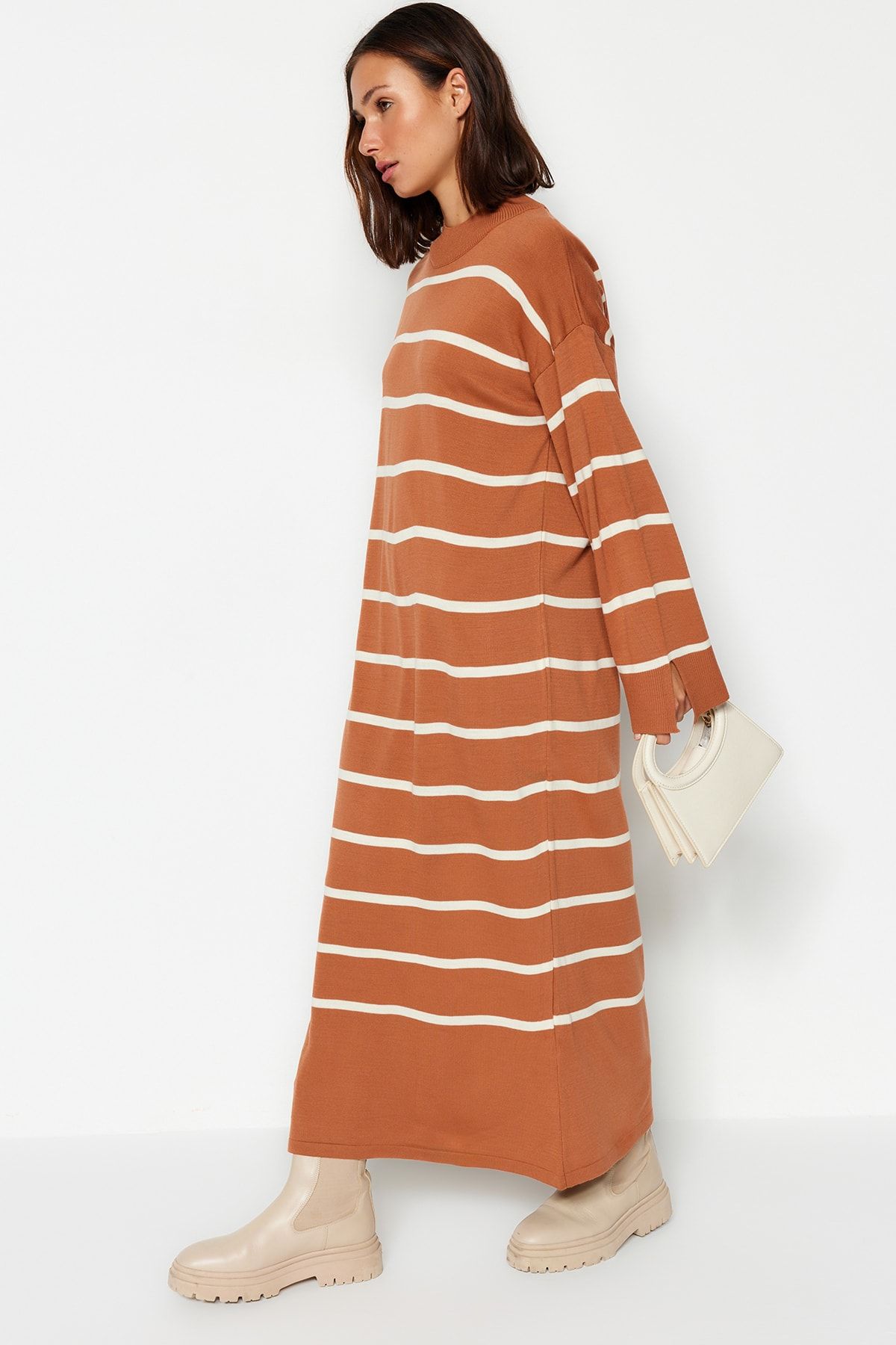 Trendyol Modest-Детайлна трикотажна рокля с цепки на светлокафяви райета TCTAW24EB00018 2