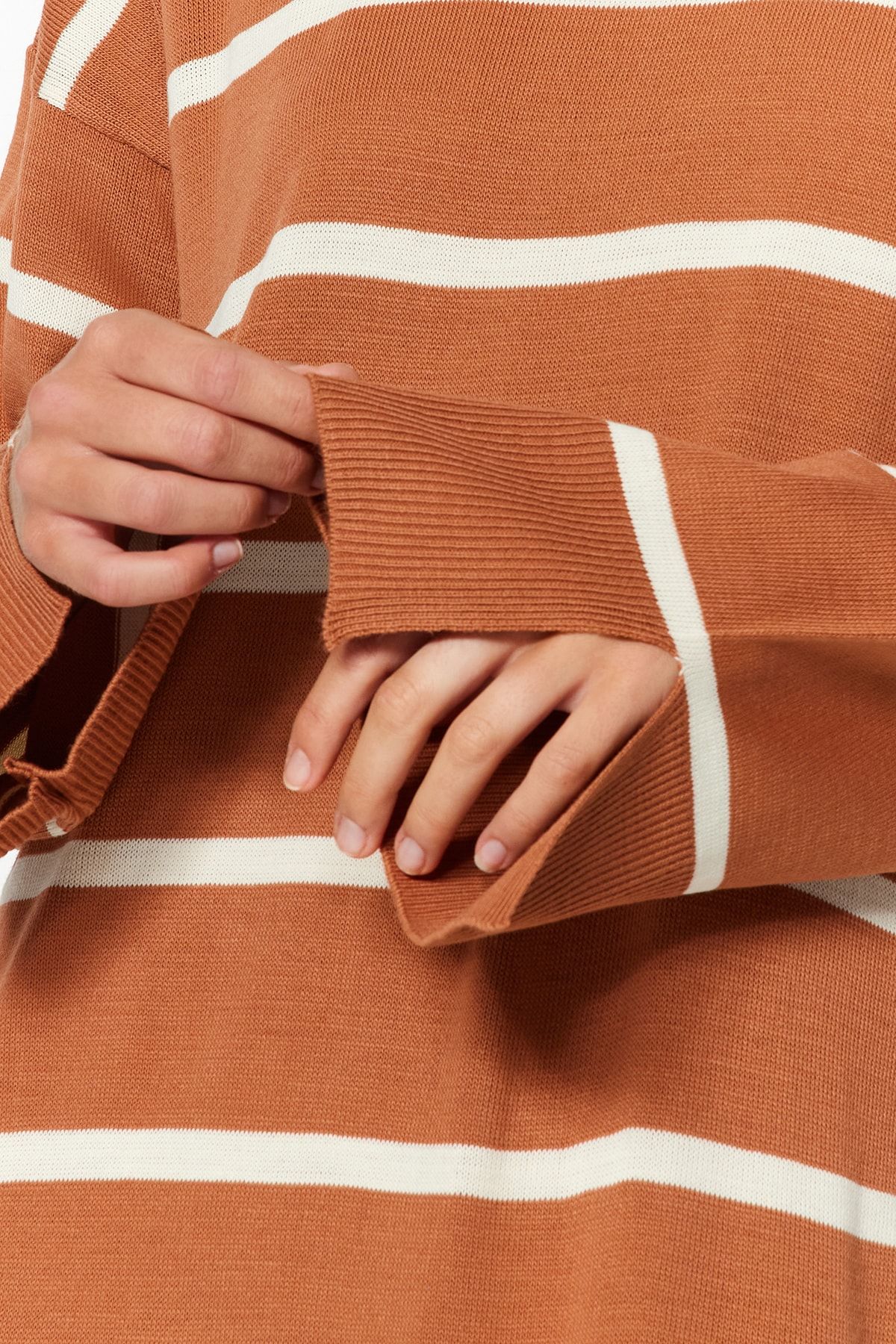 Trendyol Modest-Детайлна трикотажна рокля с цепки на светлокафяви райета TCTAW24EB00018 3