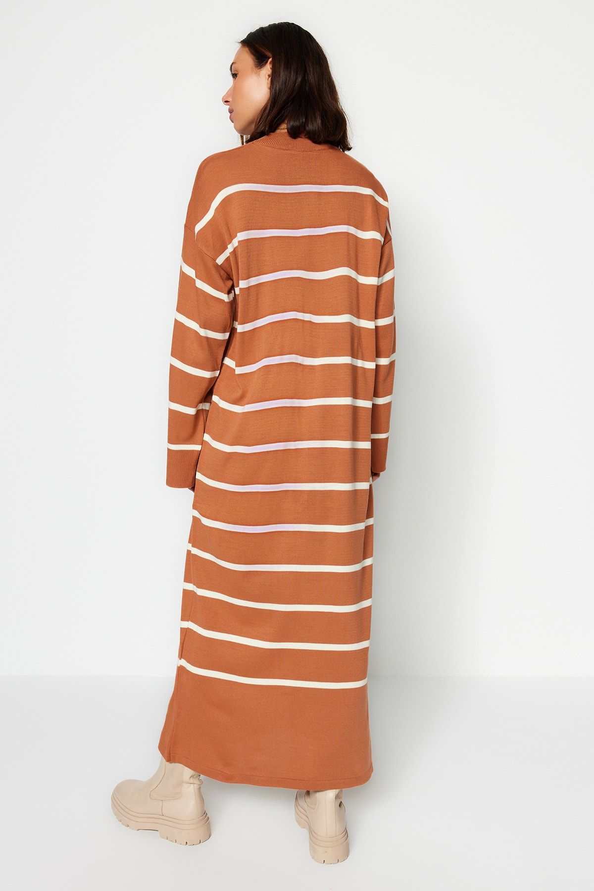 Trendyol Modest-Детайлна трикотажна рокля с цепки на светлокафяви райета TCTAW24EB00018 5