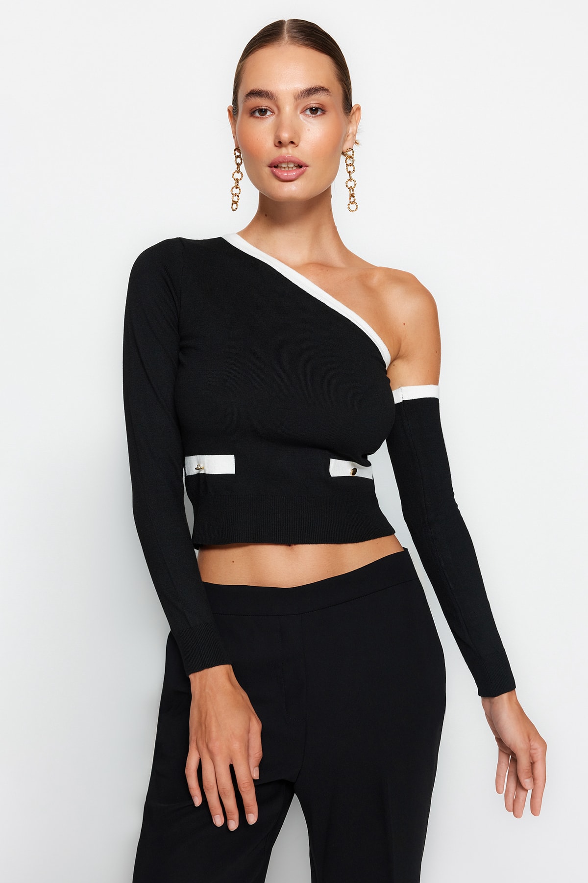 Trendyolmilla Siyah Merserize Görünümlü Crop Kol Çıkarılabilir Premium İplik/Özel İplik Triko Kazak TWOAW24KZ01148