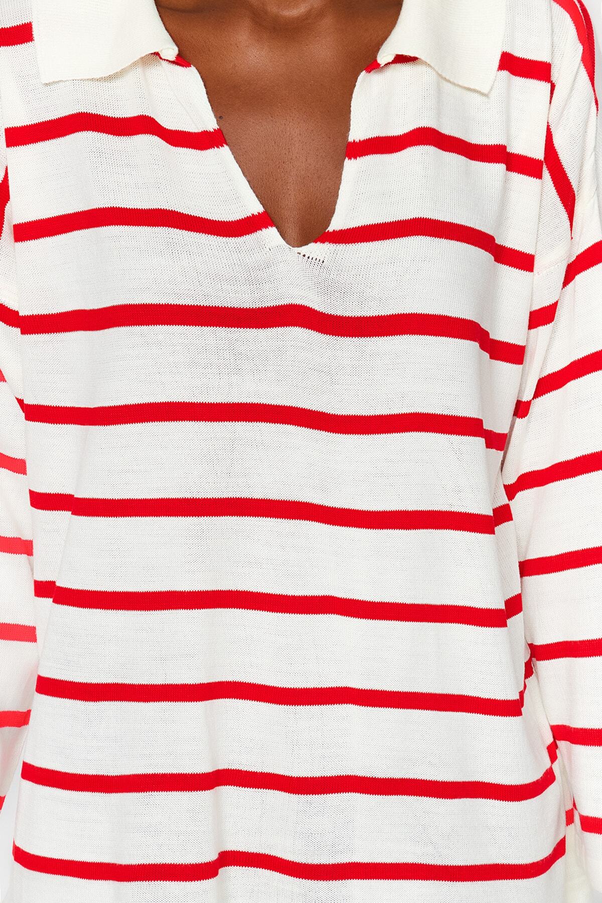 Trendyol Collection-Roter gestreifter Strickpullover mit super weiter Passform TWOAW23KZ01845 4