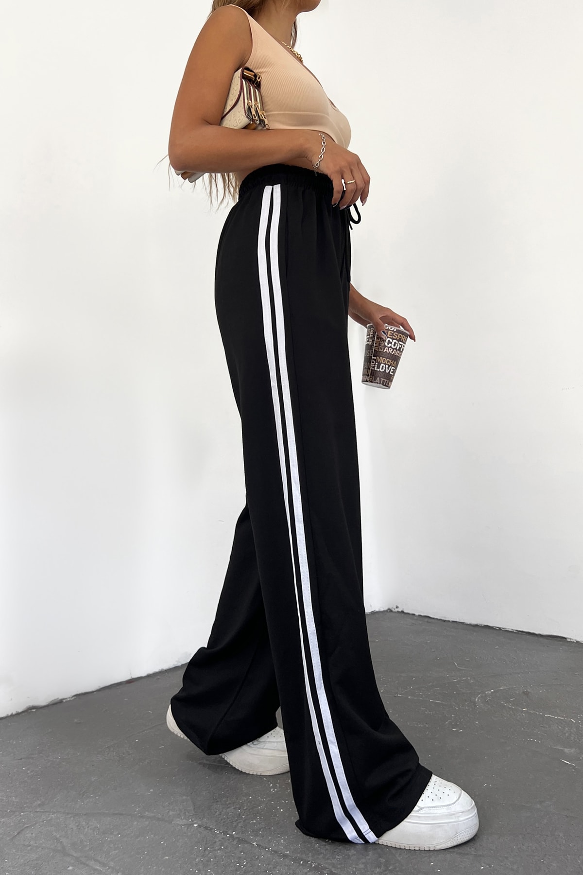 Schwarze saisonale Jogginghose mit hohem Bund und weitem Bein für Damen - 