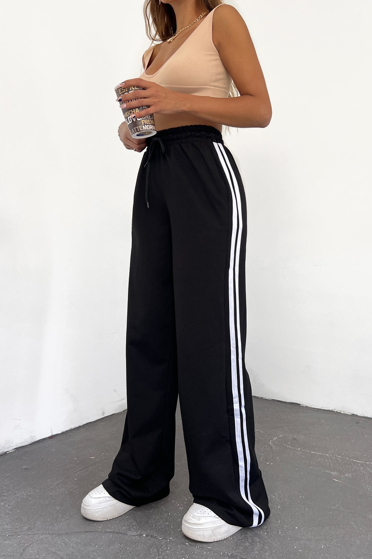 Schwarze saisonale Jogginghose mit hohem Bund und weitem Bein für Damen - 