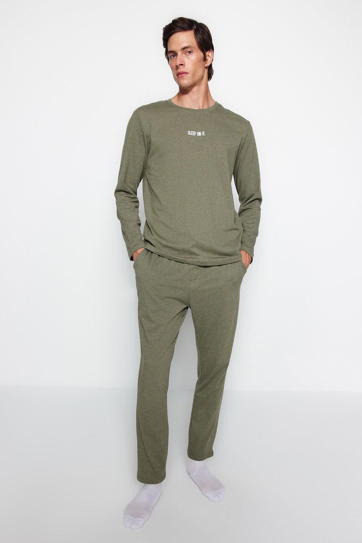Trendyol Collection-Sada pleteného pyžama s khaki potiskem TMNAW24PT00005 3