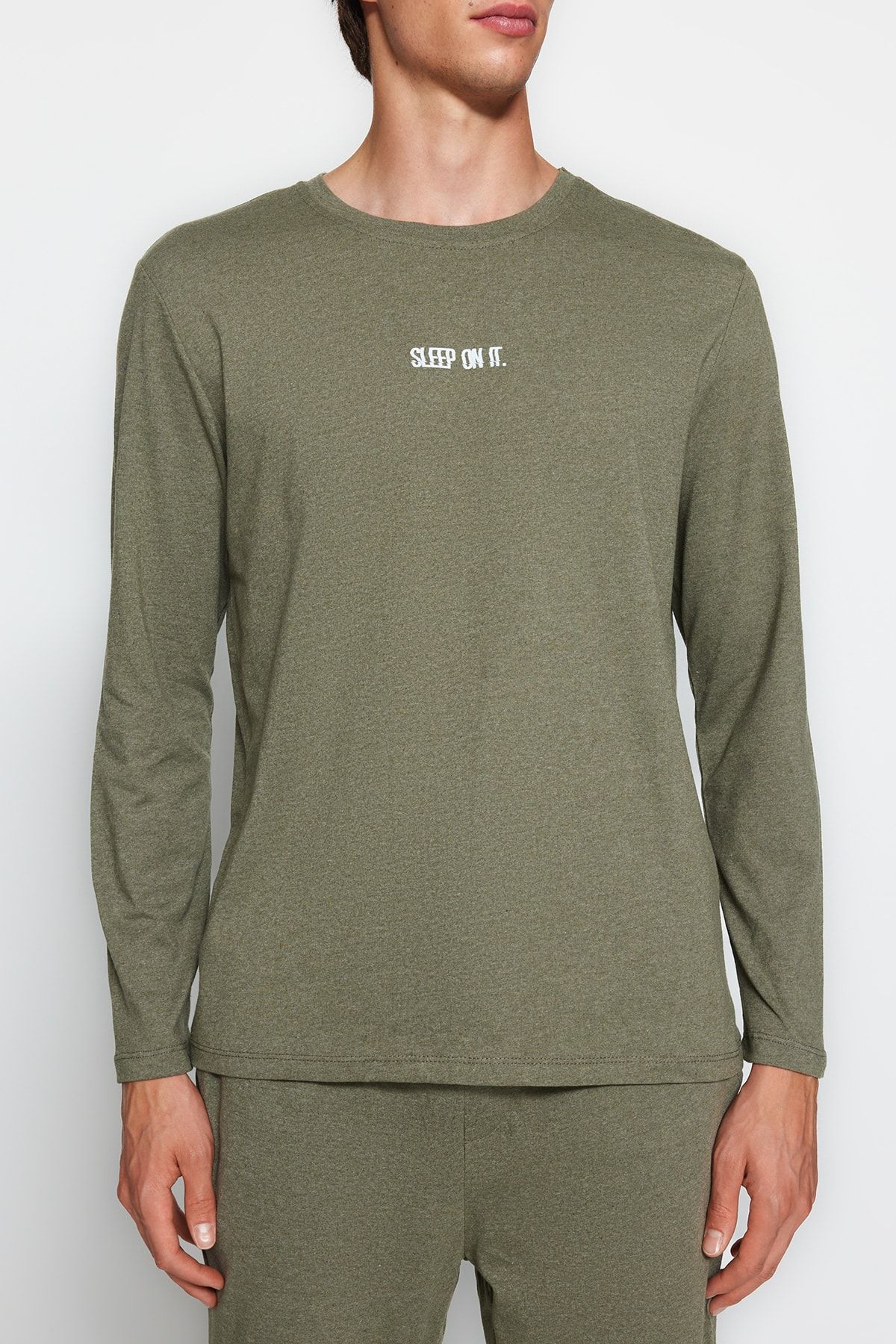 Trendyol Collection-Sada pleteného pyžama s khaki potiskem TMNAW24PT00005 2