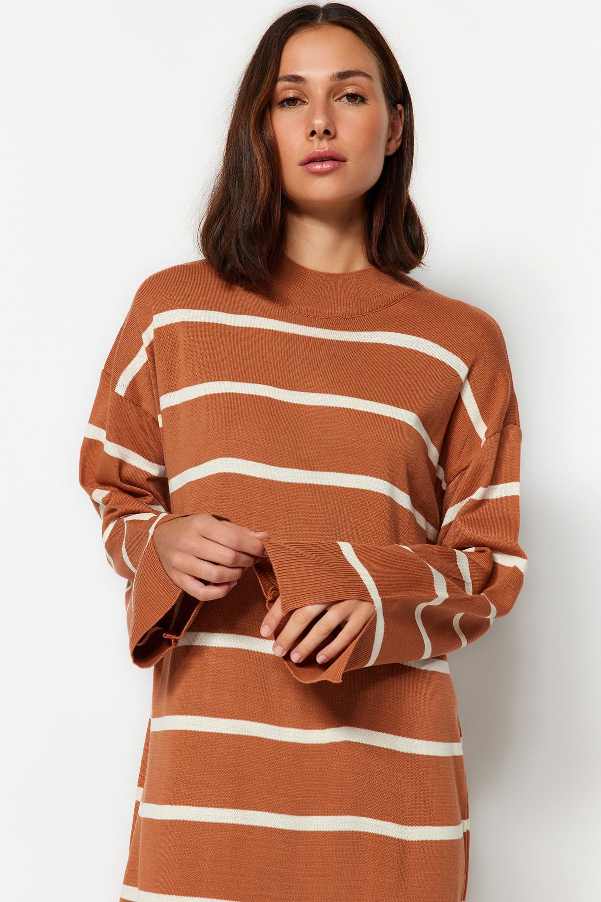 Trendyol Modest-Детайлна трикотажна рокля с цепки на светлокафяви райета TCTAW24EB00018 4