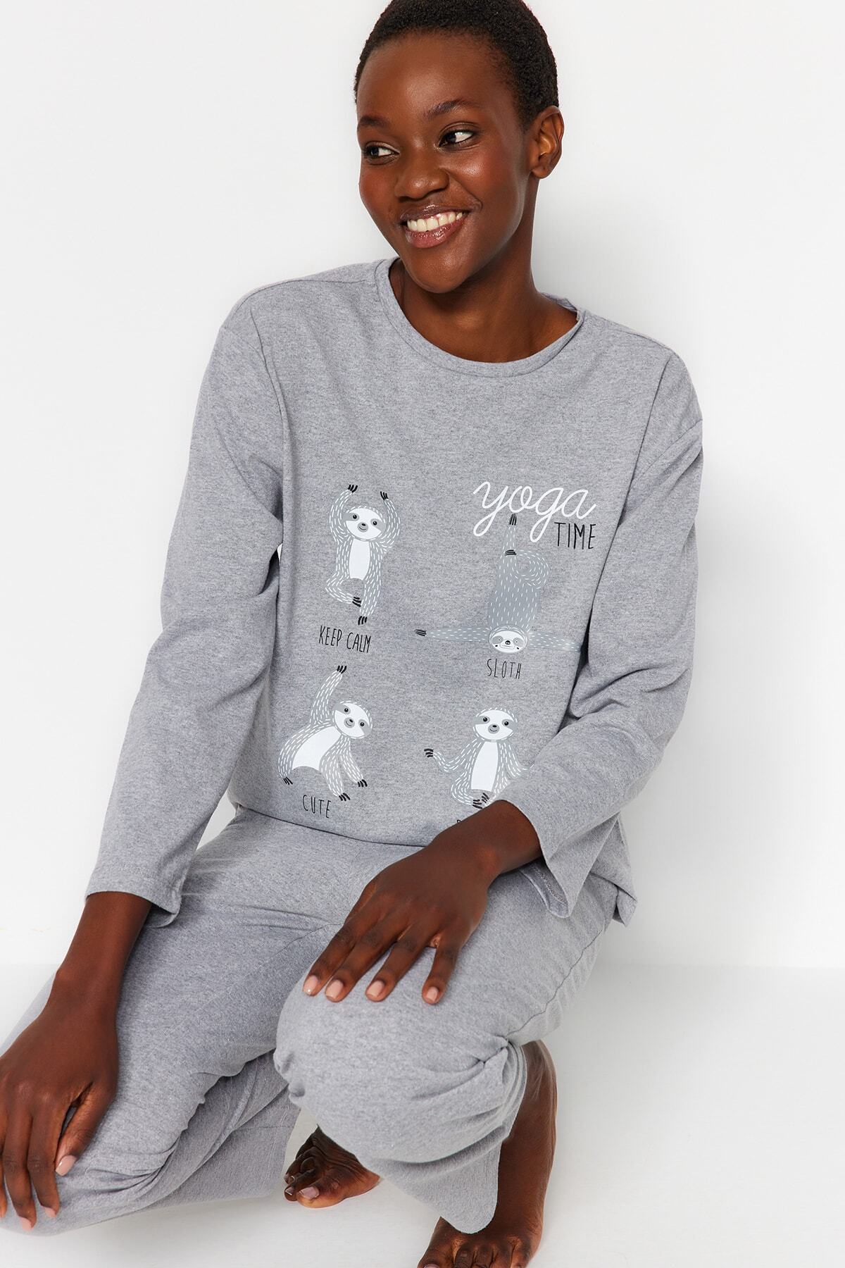 Trendyol Collection-Set de pijamale tricotate, din bumbac gri, cu tematică yoga, pantaloni-tricou THMAW24PT00015 1