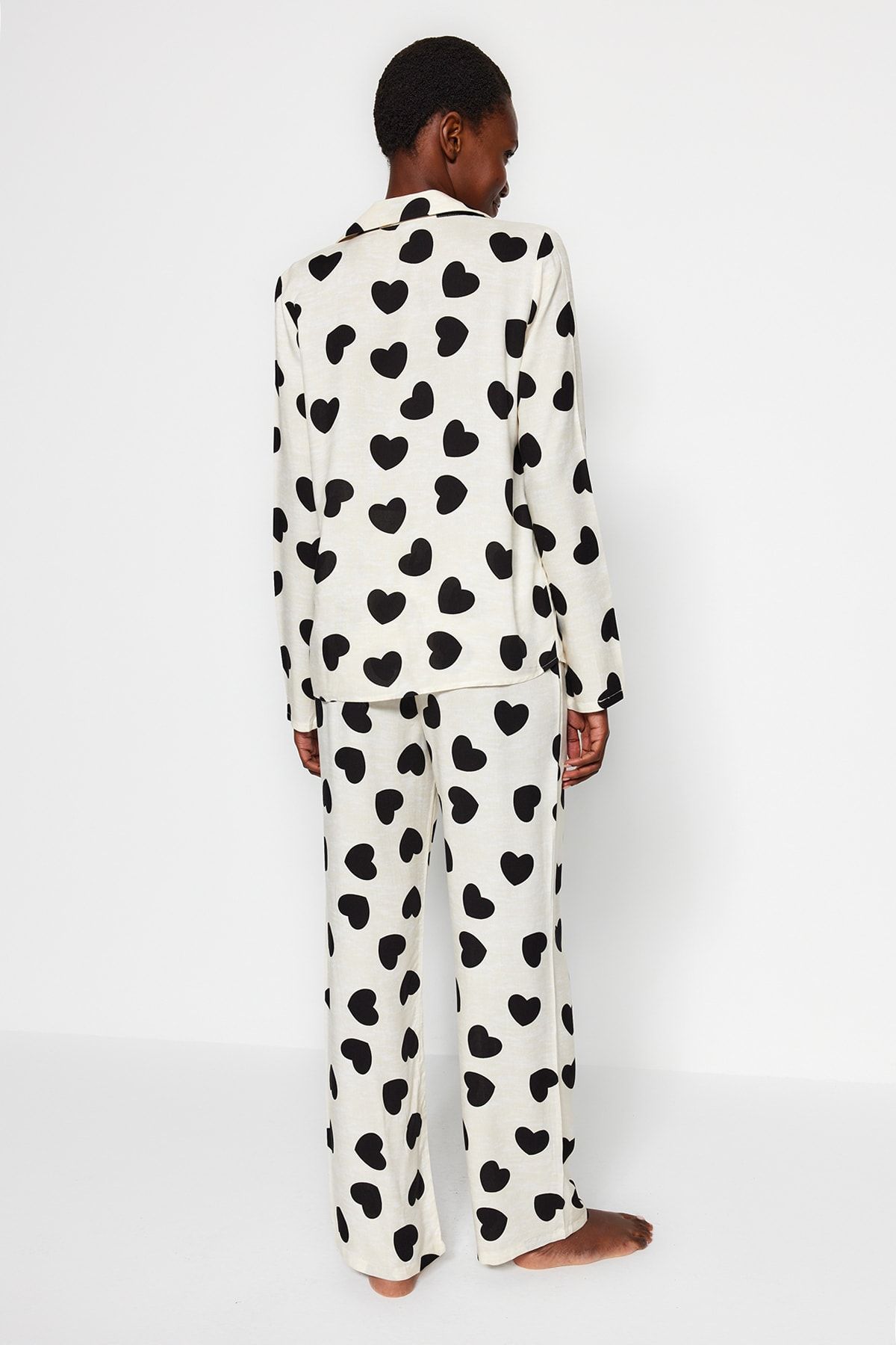 Trendyol Collection-Ecrufarbenes, herzförmiges, gewebtes Pyjama-Set aus Viskose THMAW21PT0936 7