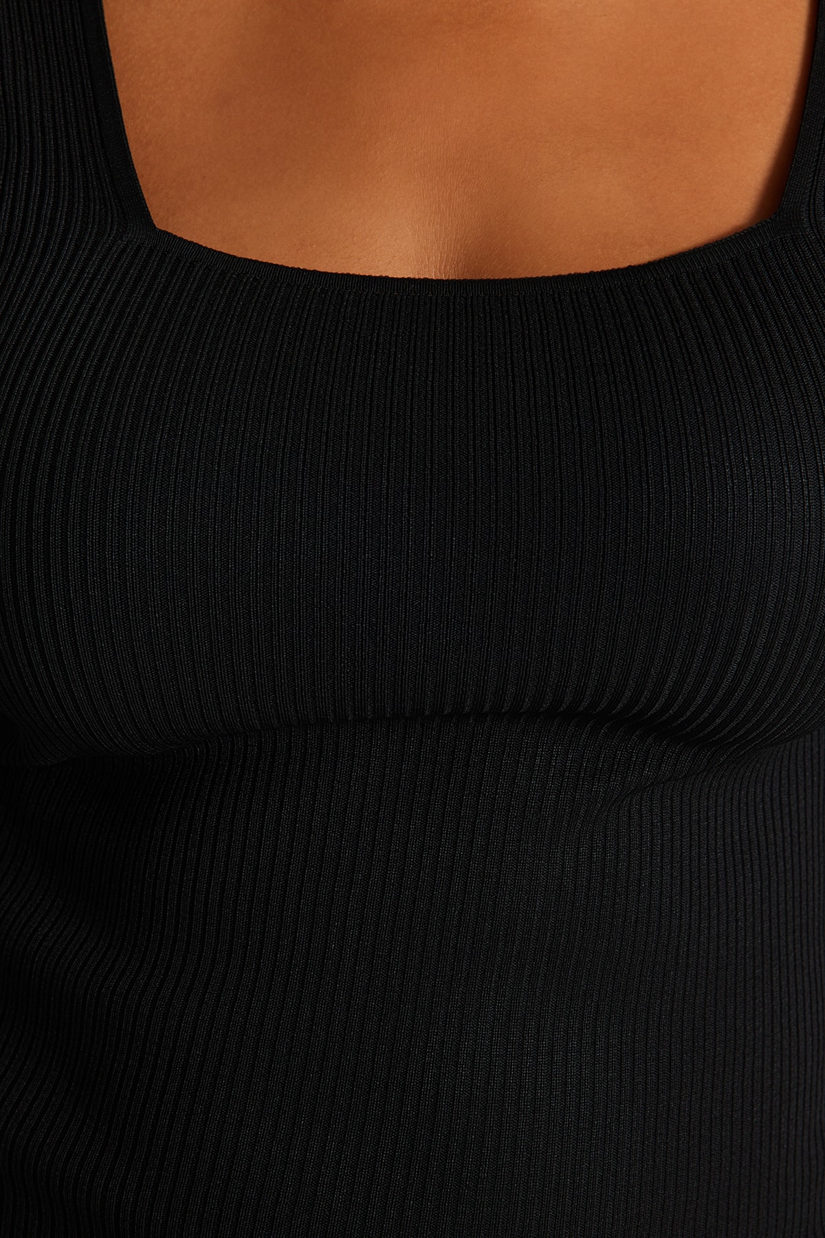 Trendyol Curve Dopasowana do ciała sukienka dzianinowa z czarnym kwadratowym kołnierzem TBBAW24AH00005