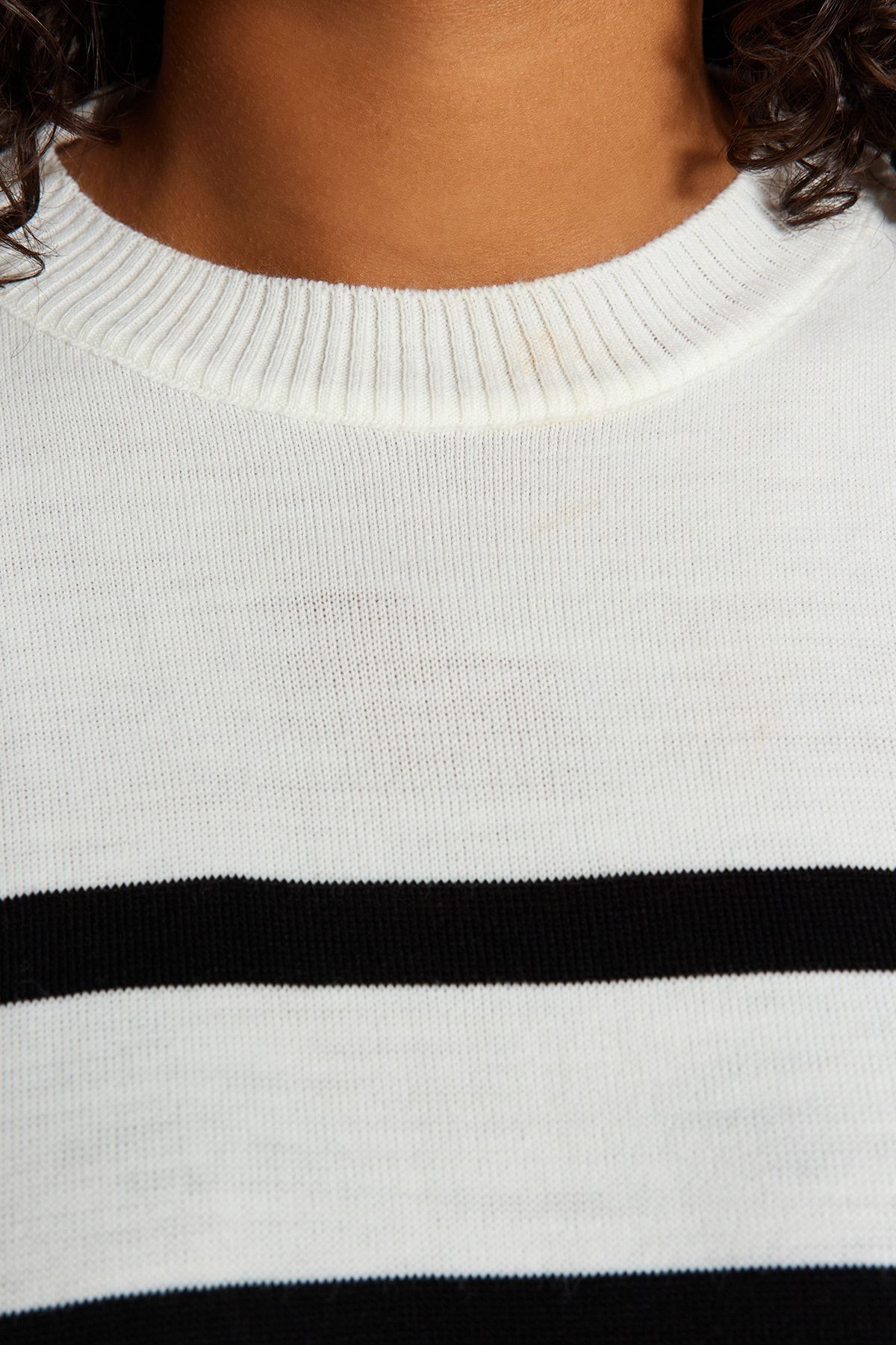 Trendyol Curve-Ecru gestreifter Strickpullover mit Rundhalsausschnitt TBBAW24AN00024 4