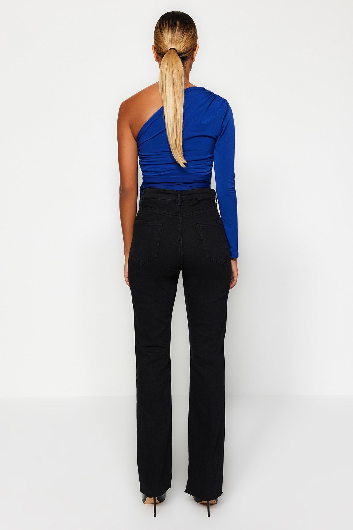 Trendyol Collection-Schwarze Schlagjeans mit Schlitz und hoher Taille TWOAW22JE0382 5
