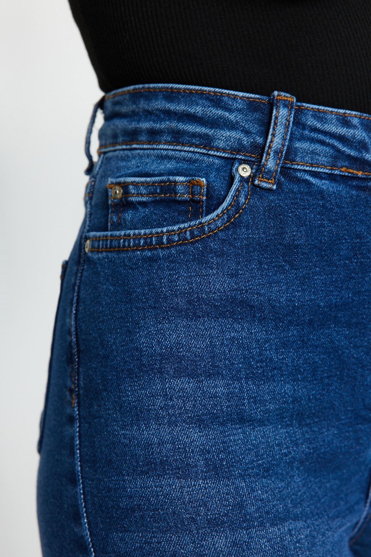 Trendyol Collection-Blaue Schlagjeans mit hoher Taille und Knopfleiste vorne TWOSS20JE0111 5